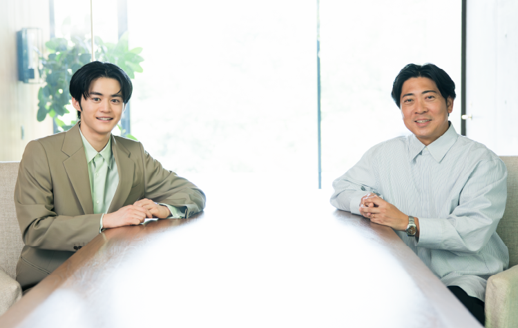 鈴鹿央士様 末長一範 対談写真