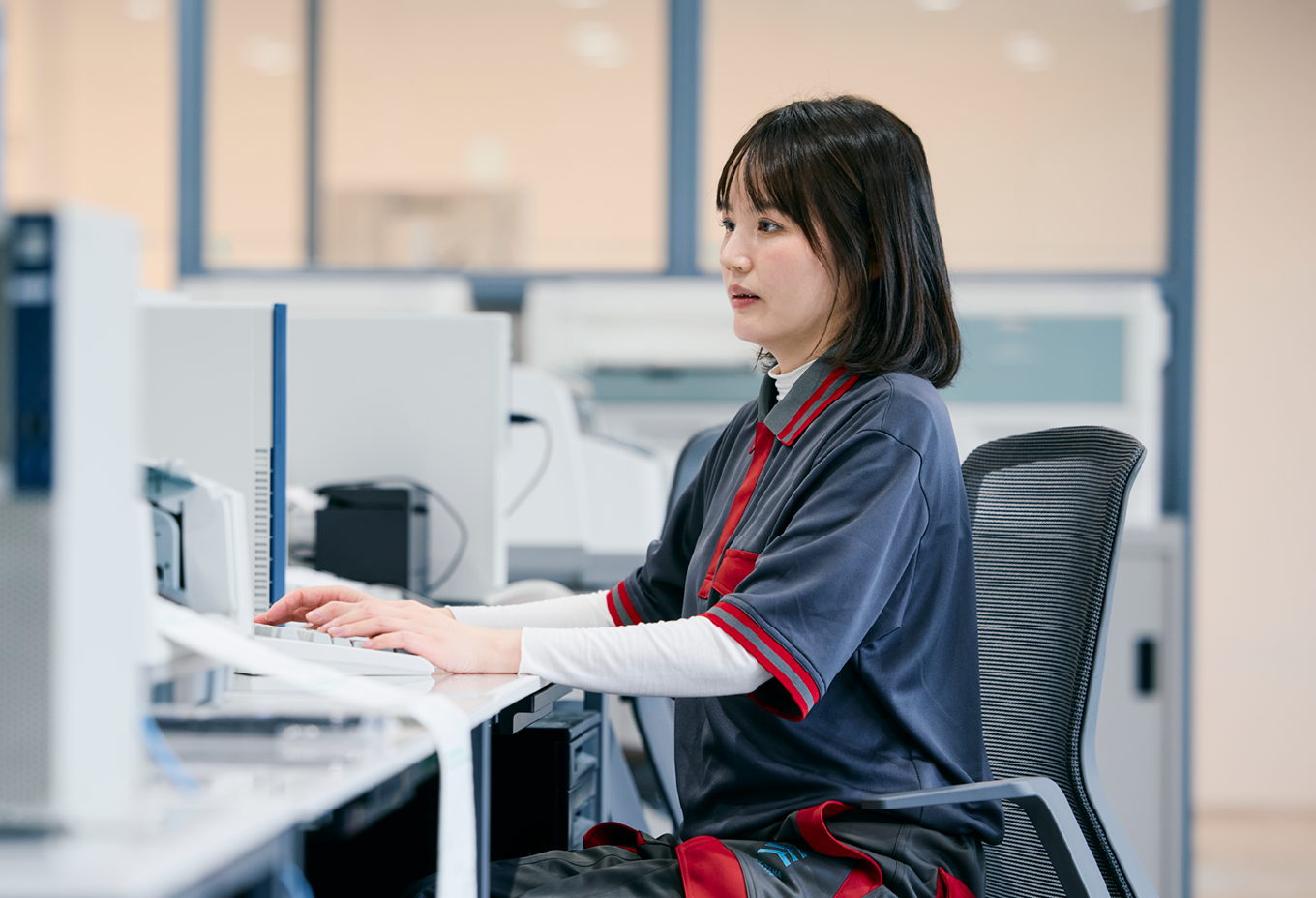 パソコンを使用し、仕事をする唐さんの写真