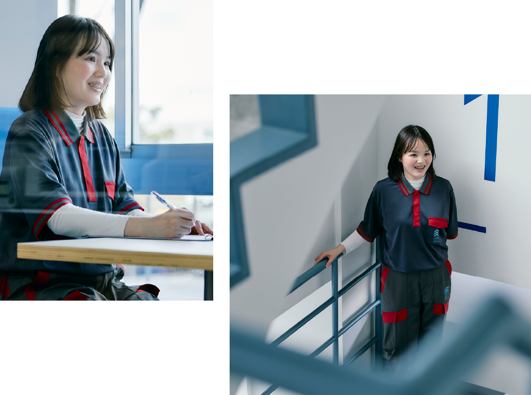メモをとりながらお話をする唐さんの写真 階段の隅で談笑する唐さんの写真